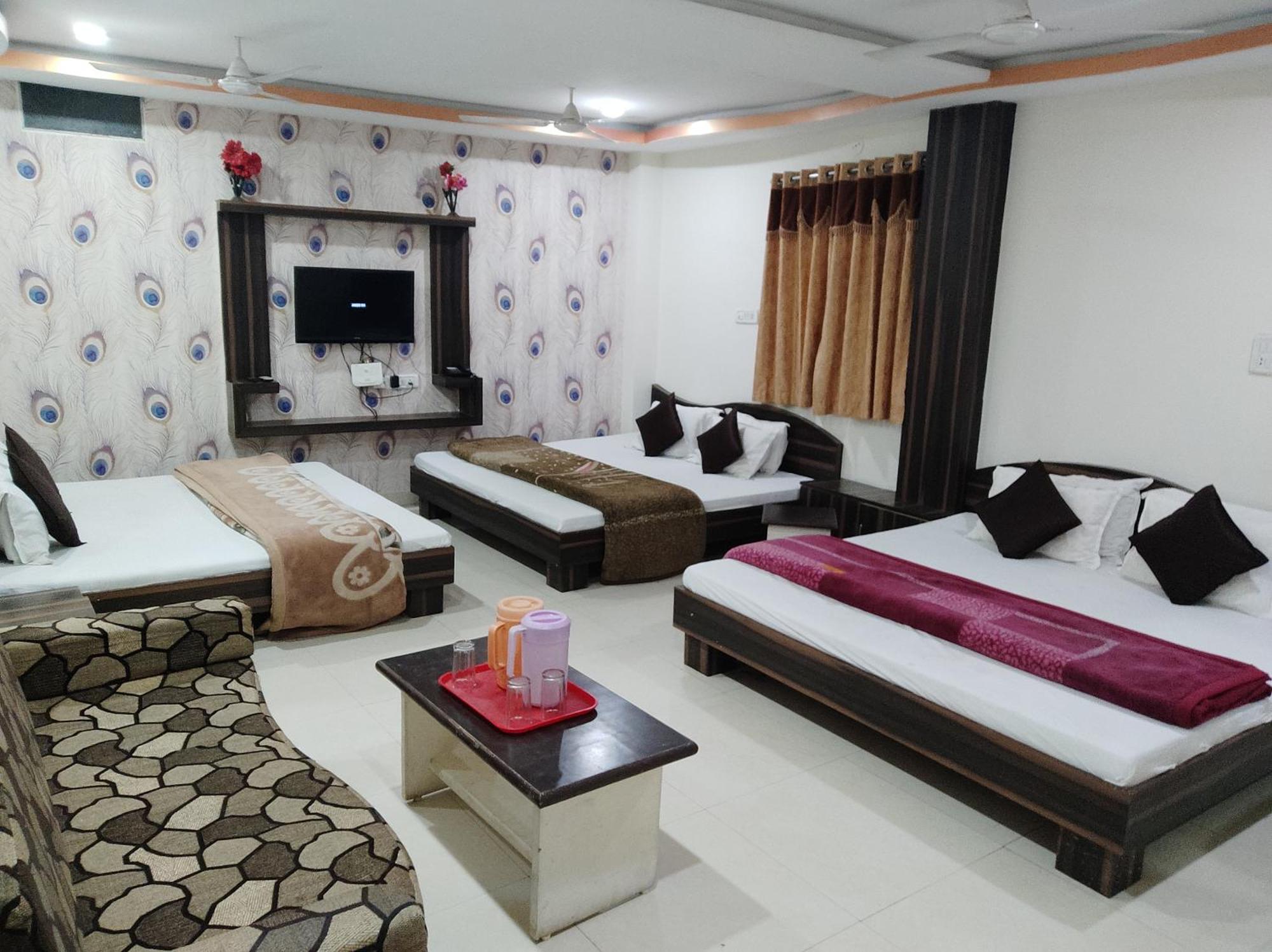 Hotel Vrandavan Palace Near Mahakal Temple อุจเจน ภายนอก รูปภาพ