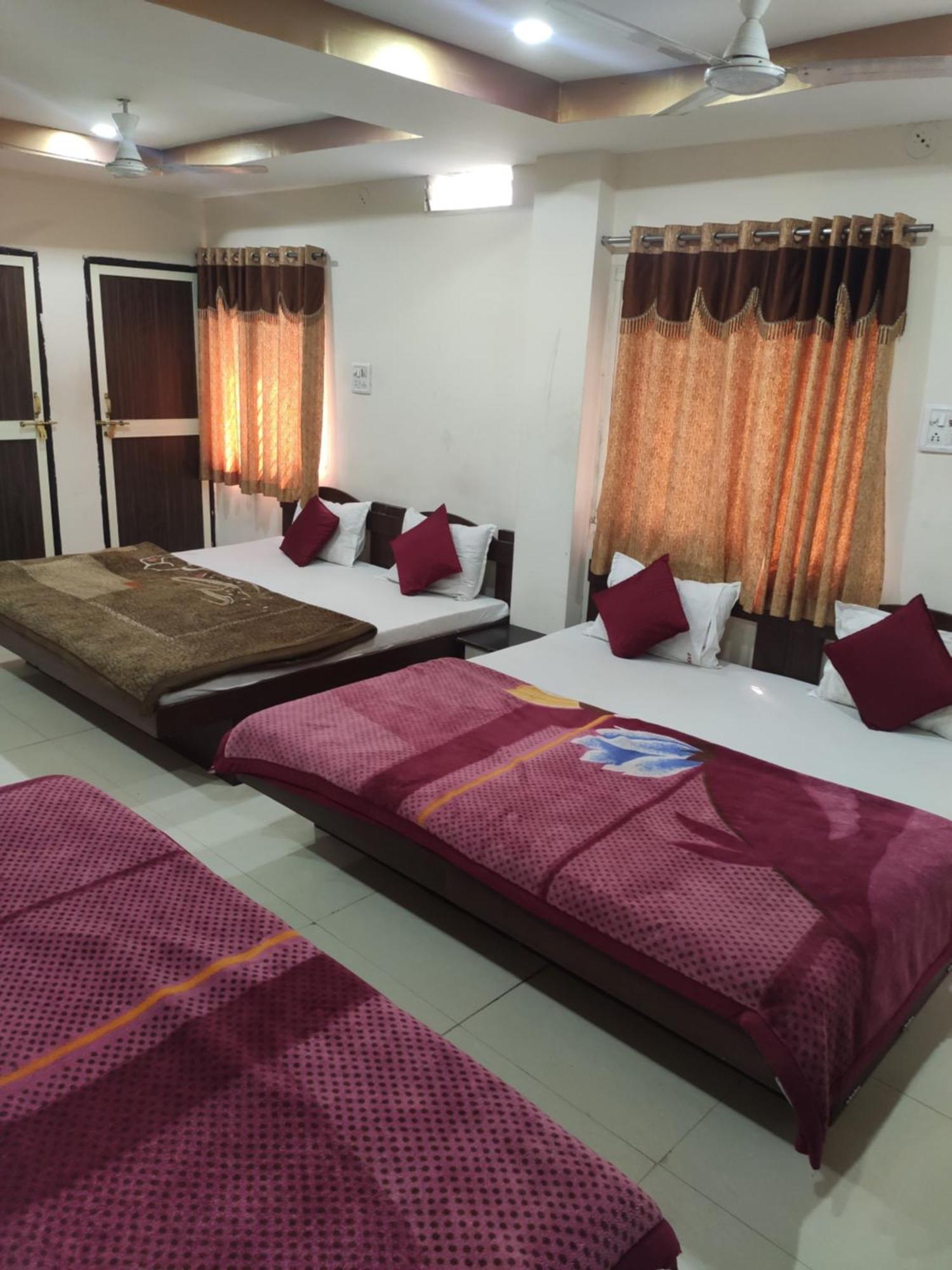 Hotel Vrandavan Palace Near Mahakal Temple อุจเจน ภายนอก รูปภาพ