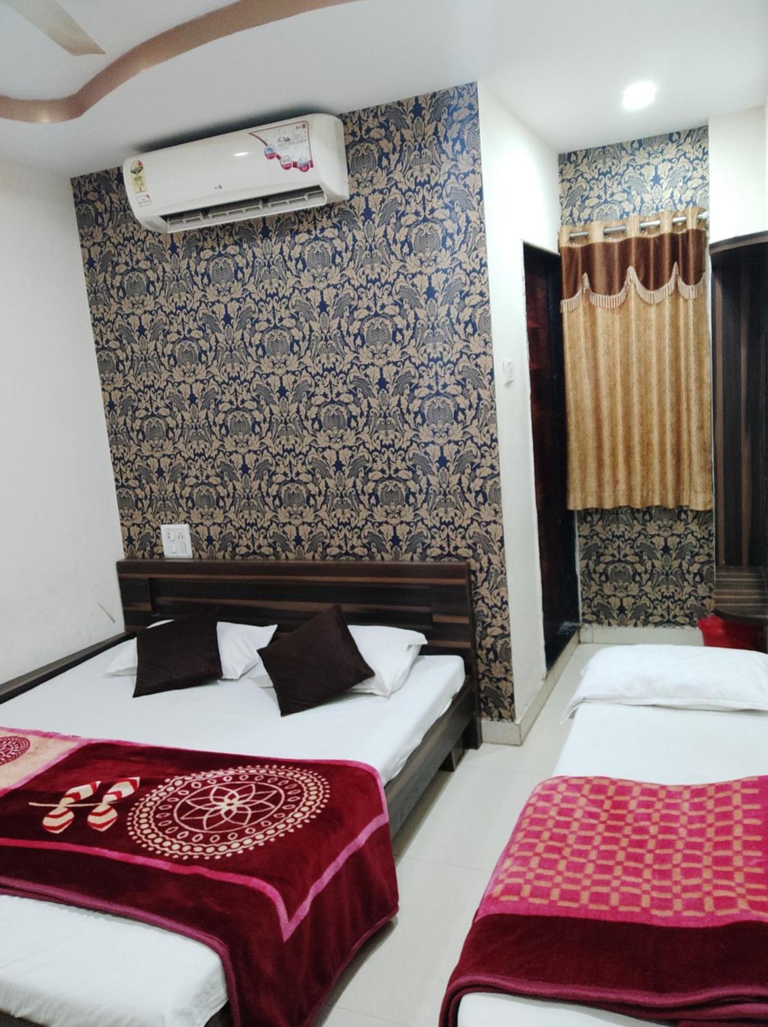 Hotel Vrandavan Palace Near Mahakal Temple อุจเจน ภายนอก รูปภาพ
