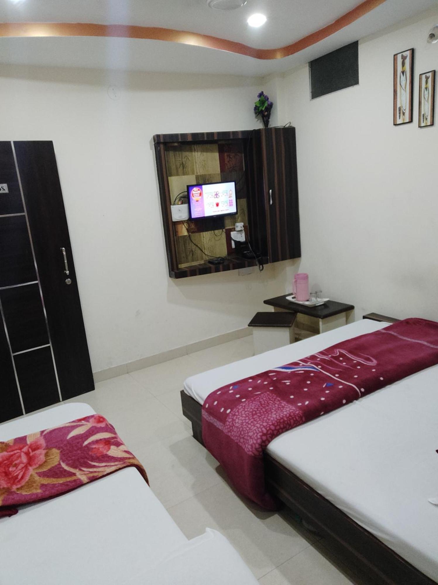 Hotel Vrandavan Palace Near Mahakal Temple อุจเจน ภายนอก รูปภาพ