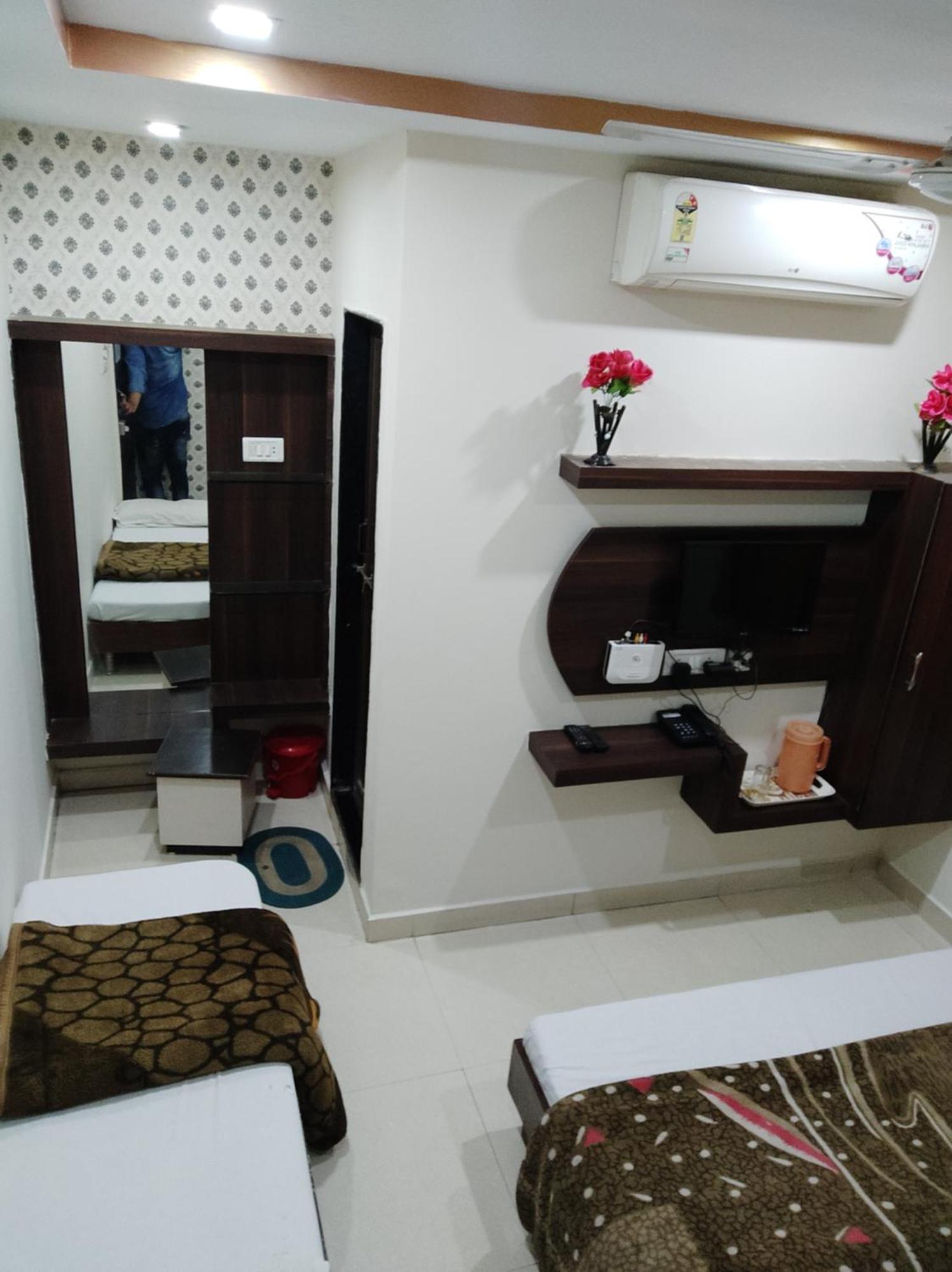 Hotel Vrandavan Palace Near Mahakal Temple อุจเจน ภายนอก รูปภาพ
