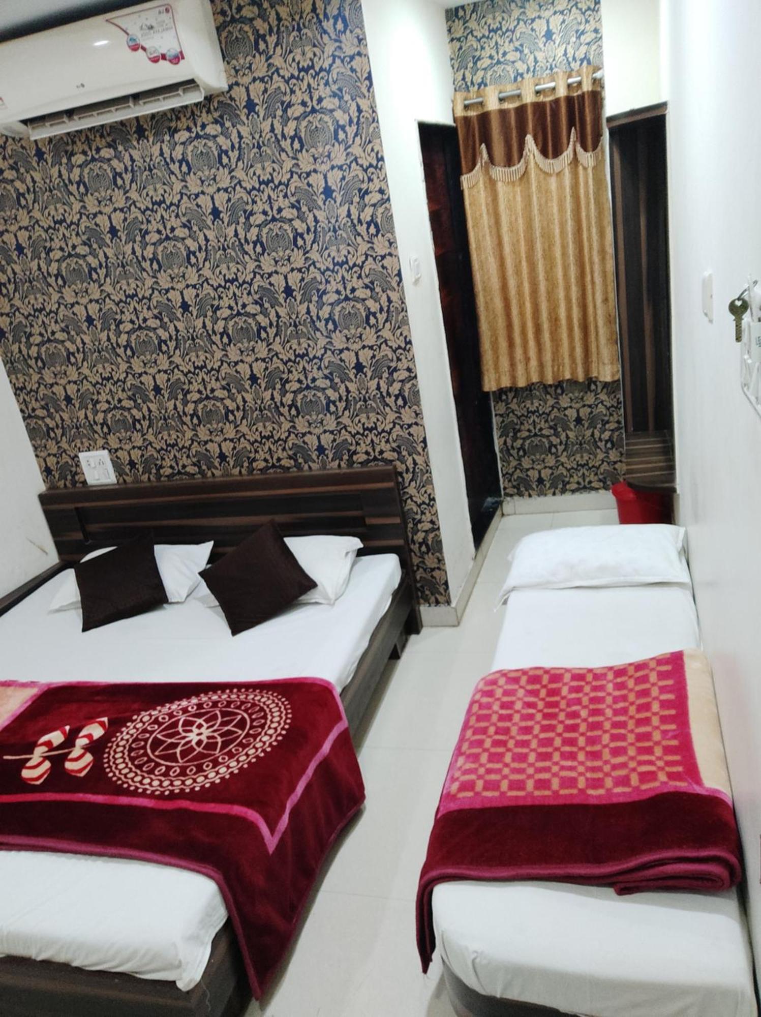 Hotel Vrandavan Palace Near Mahakal Temple อุจเจน ภายนอก รูปภาพ