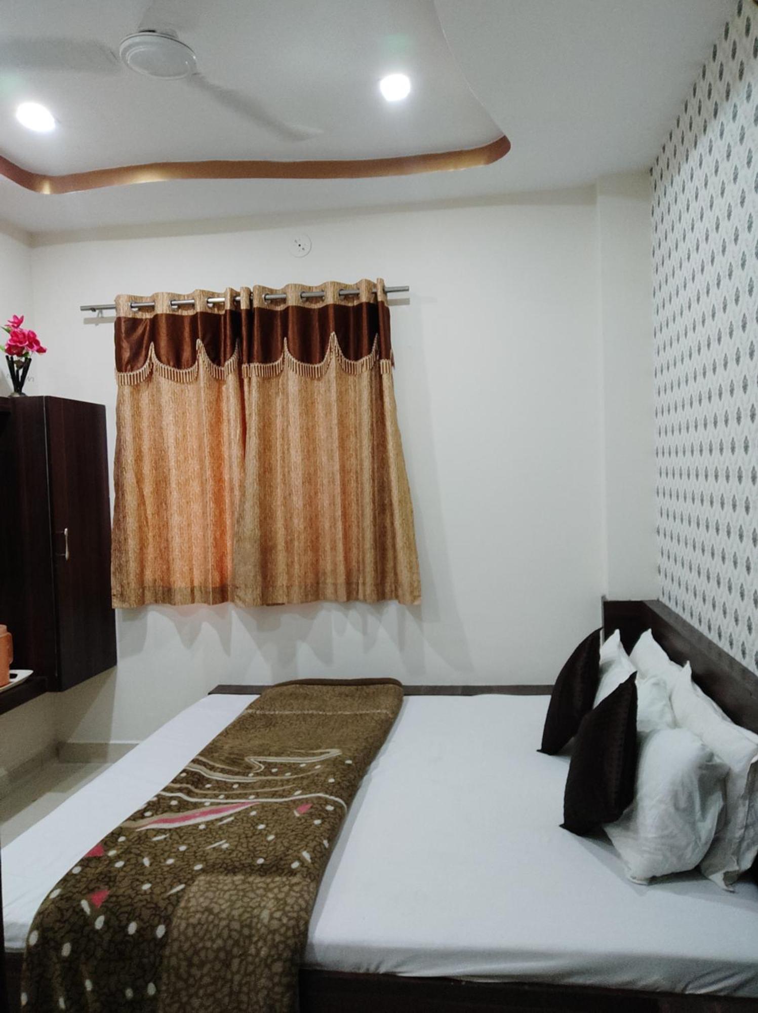 Hotel Vrandavan Palace Near Mahakal Temple อุจเจน ภายนอก รูปภาพ