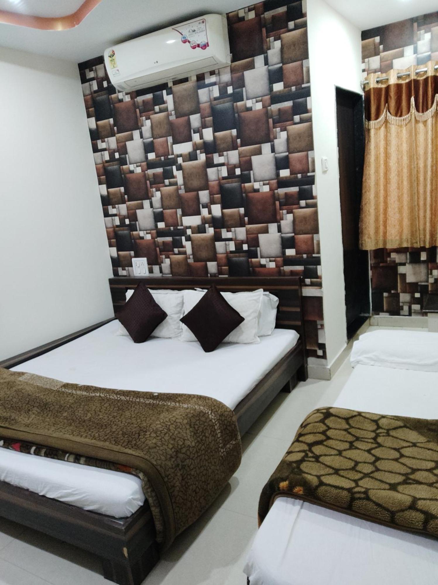 Hotel Vrandavan Palace Near Mahakal Temple อุจเจน ภายนอก รูปภาพ