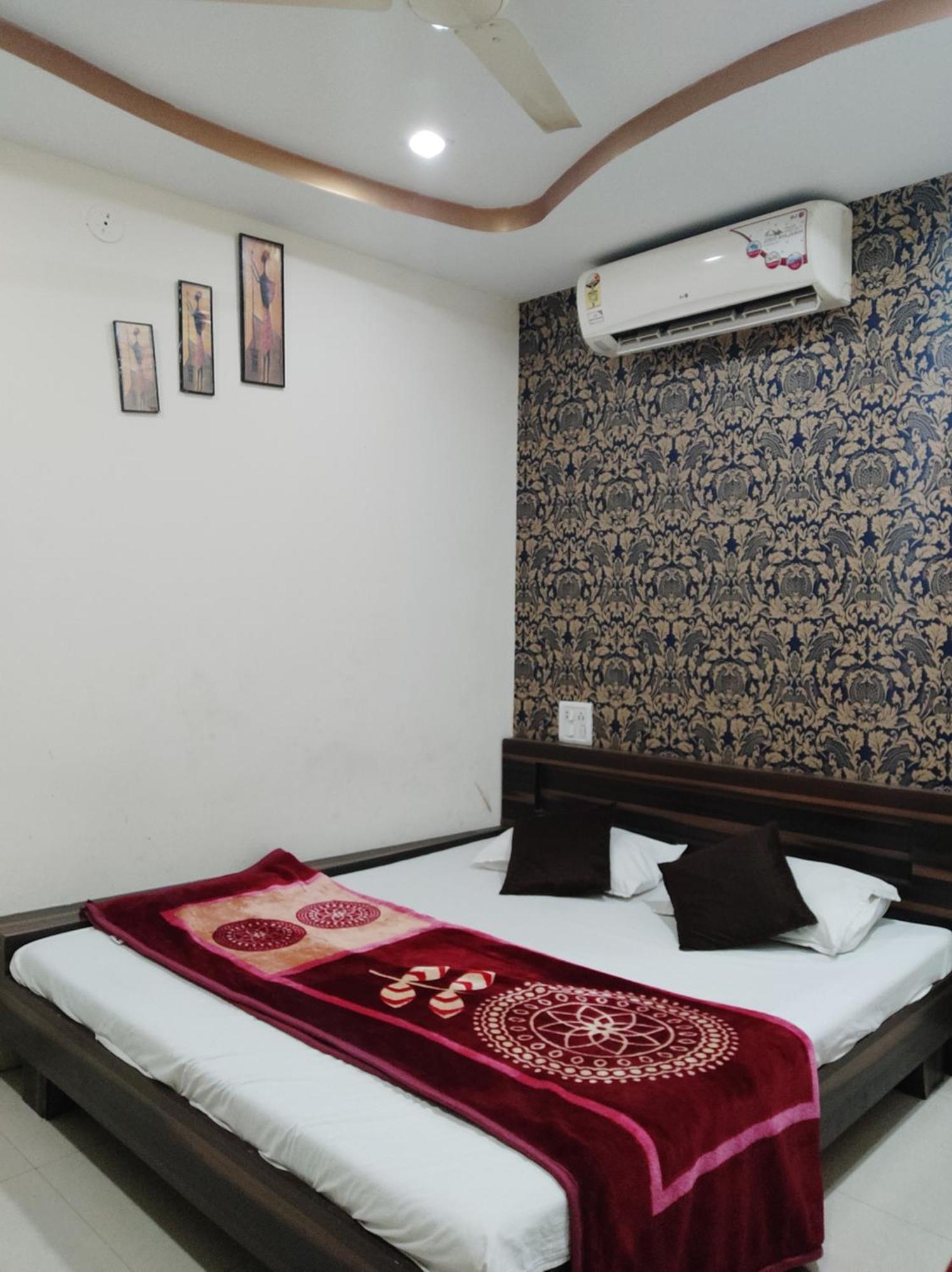 Hotel Vrandavan Palace Near Mahakal Temple อุจเจน ภายนอก รูปภาพ