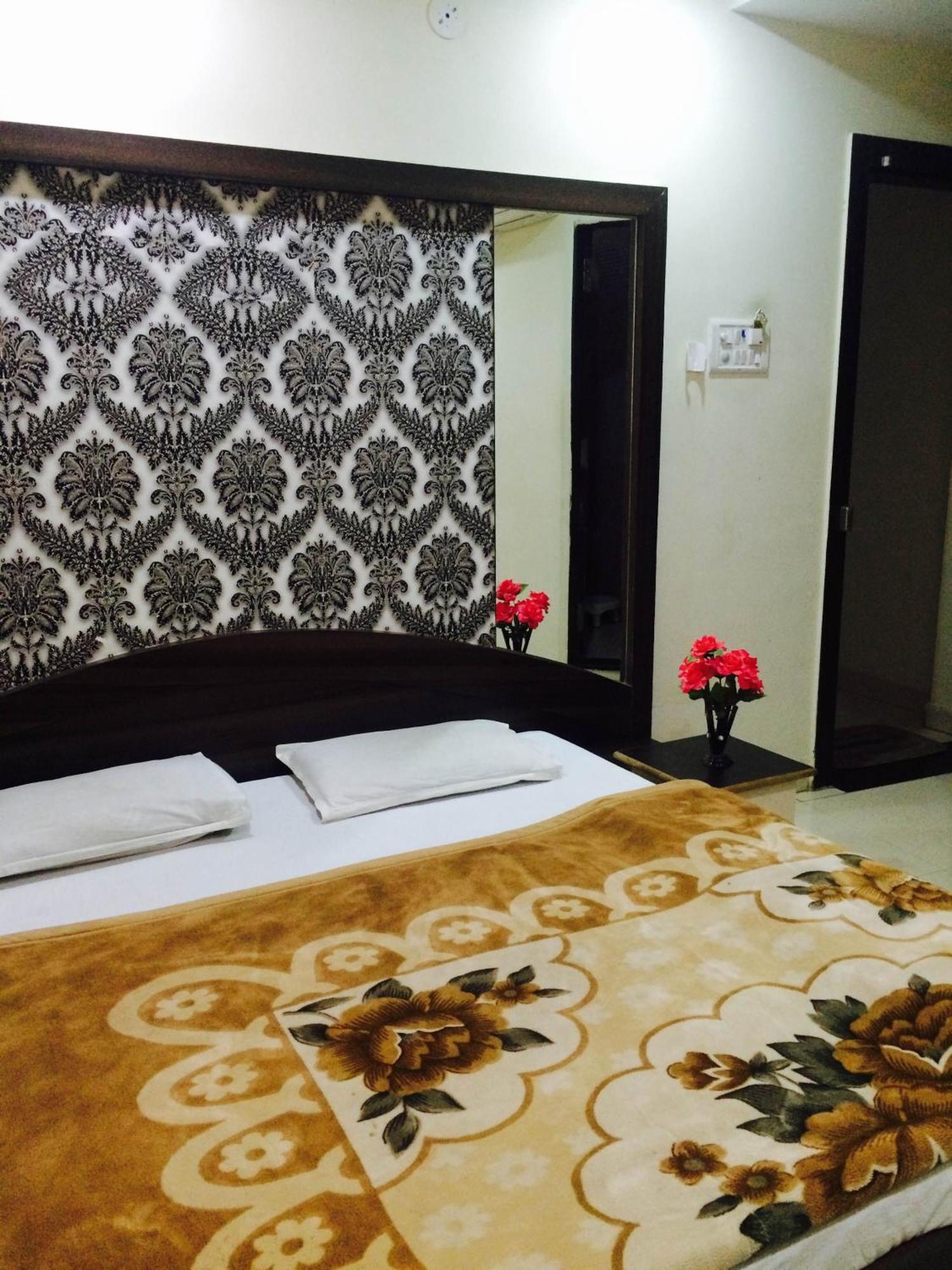 Hotel Vrandavan Palace Near Mahakal Temple อุจเจน ภายนอก รูปภาพ