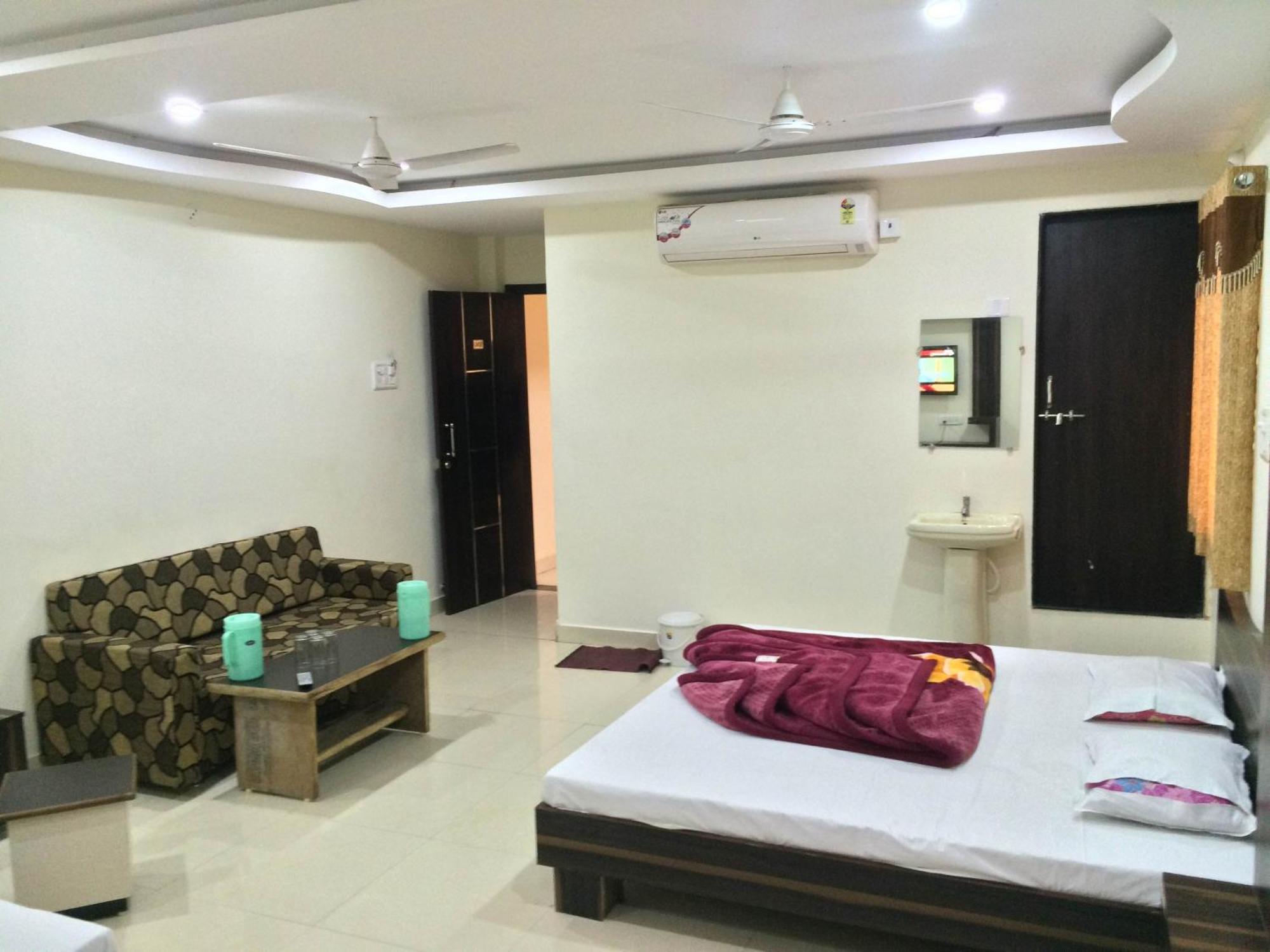 Hotel Vrandavan Palace Near Mahakal Temple อุจเจน ภายนอก รูปภาพ