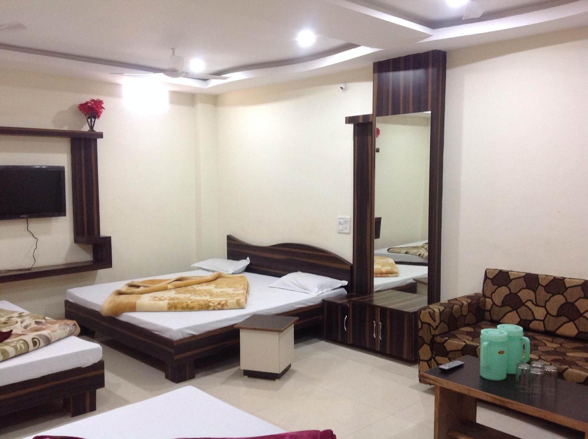 Hotel Vrandavan Palace Near Mahakal Temple อุจเจน ภายนอก รูปภาพ
