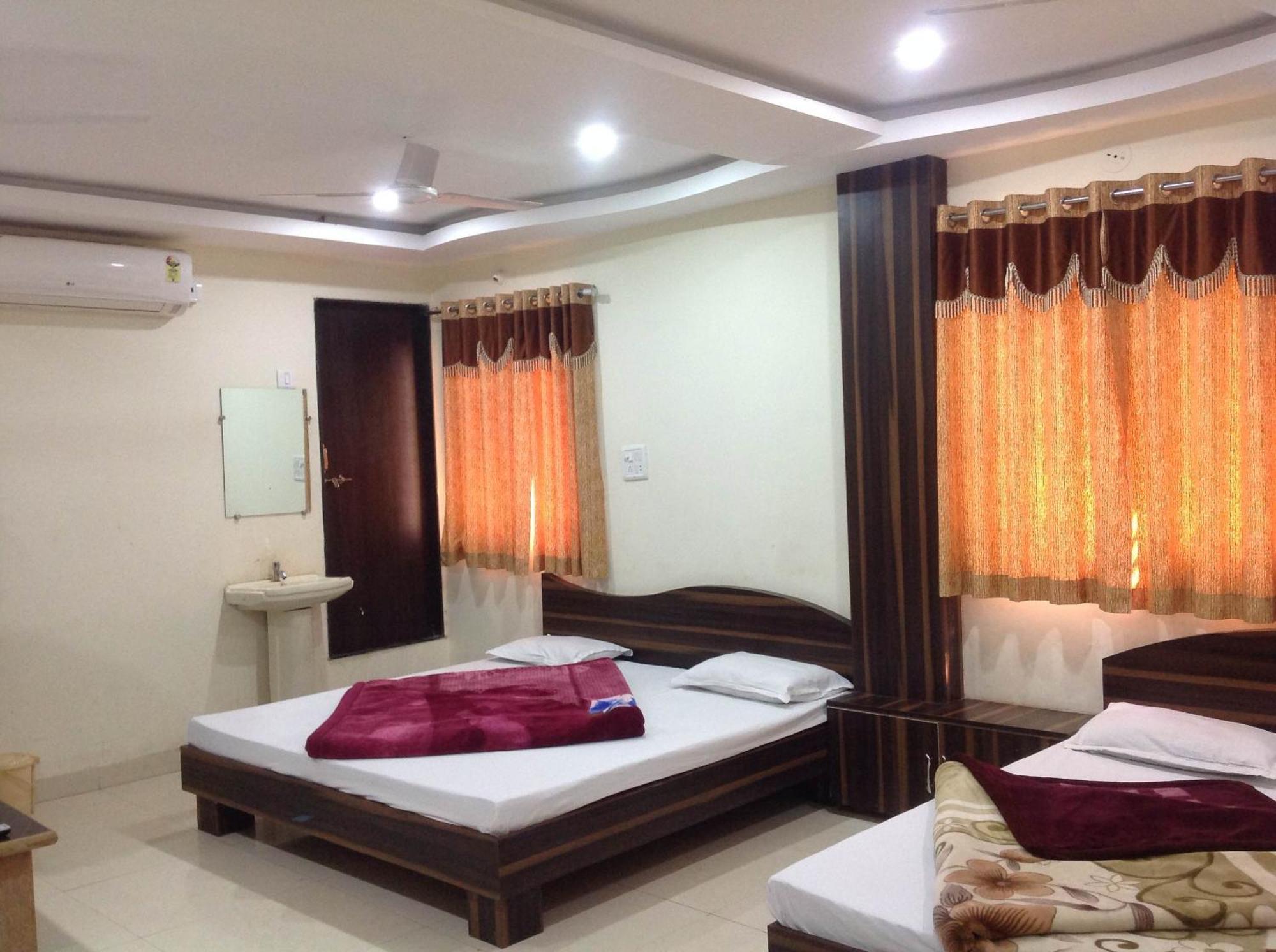 Hotel Vrandavan Palace Near Mahakal Temple อุจเจน ภายนอก รูปภาพ