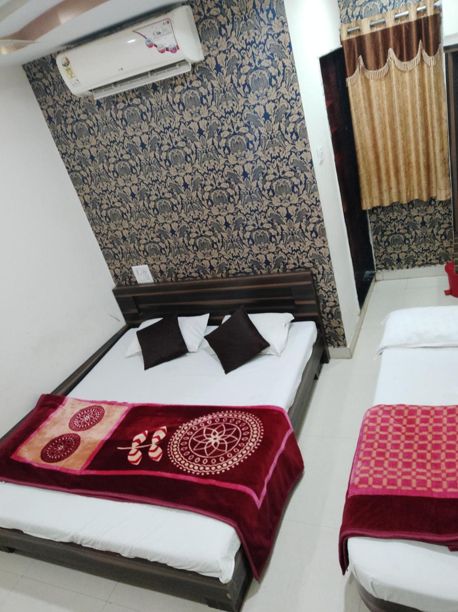 Hotel Vrandavan Palace Near Mahakal Temple อุจเจน ภายนอก รูปภาพ