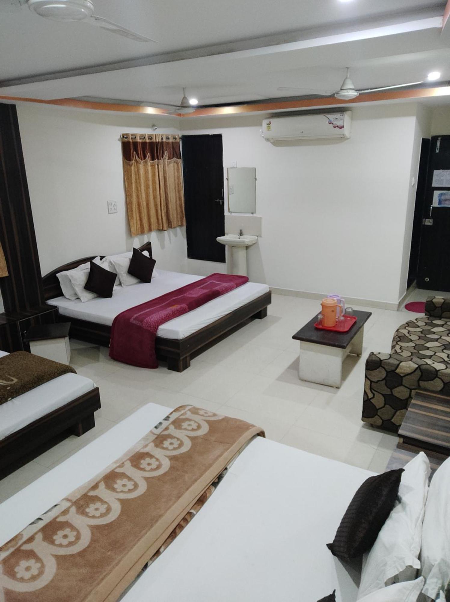 Hotel Vrandavan Palace Near Mahakal Temple อุจเจน ภายนอก รูปภาพ