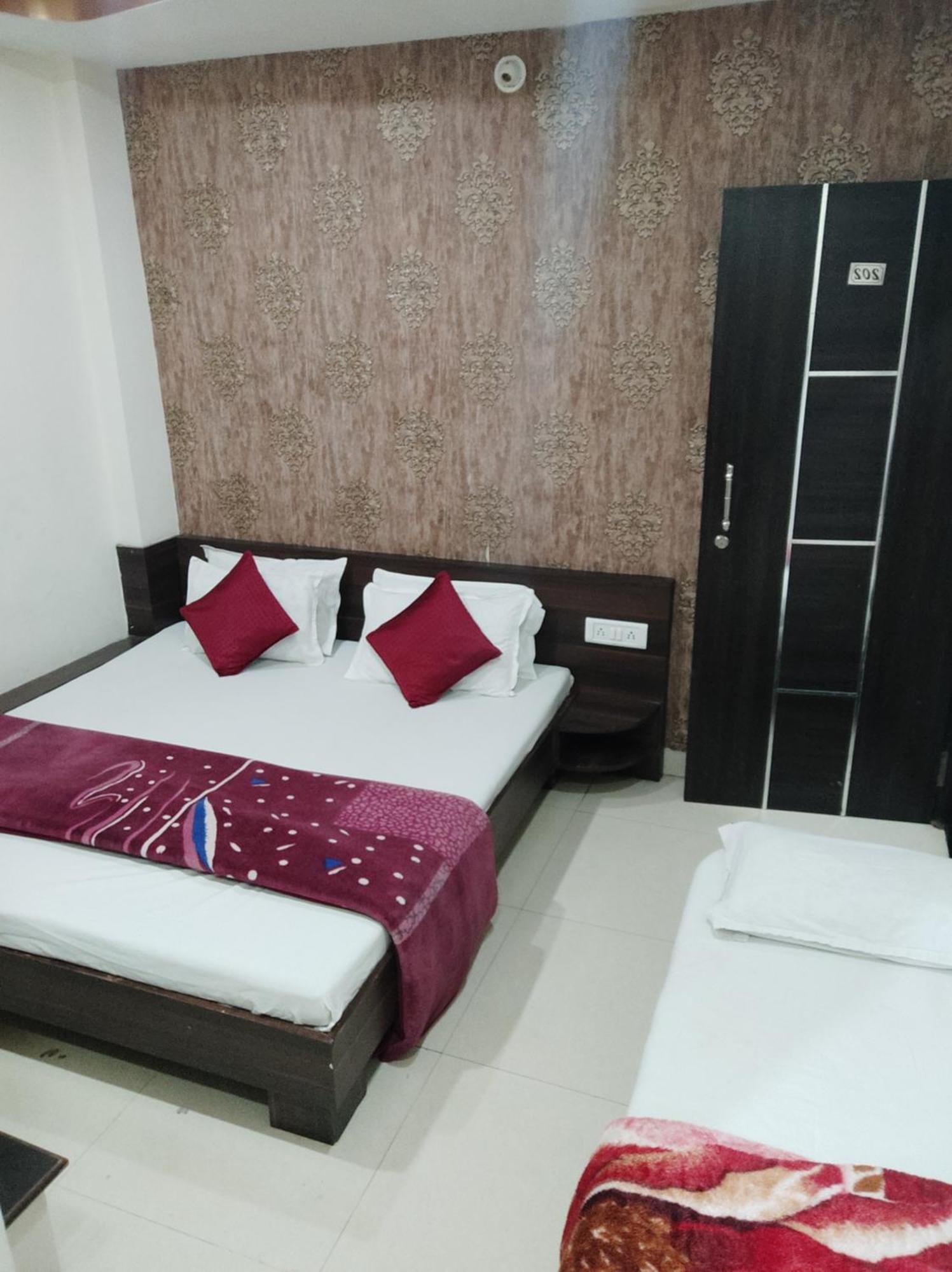 Hotel Vrandavan Palace Near Mahakal Temple อุจเจน ภายนอก รูปภาพ