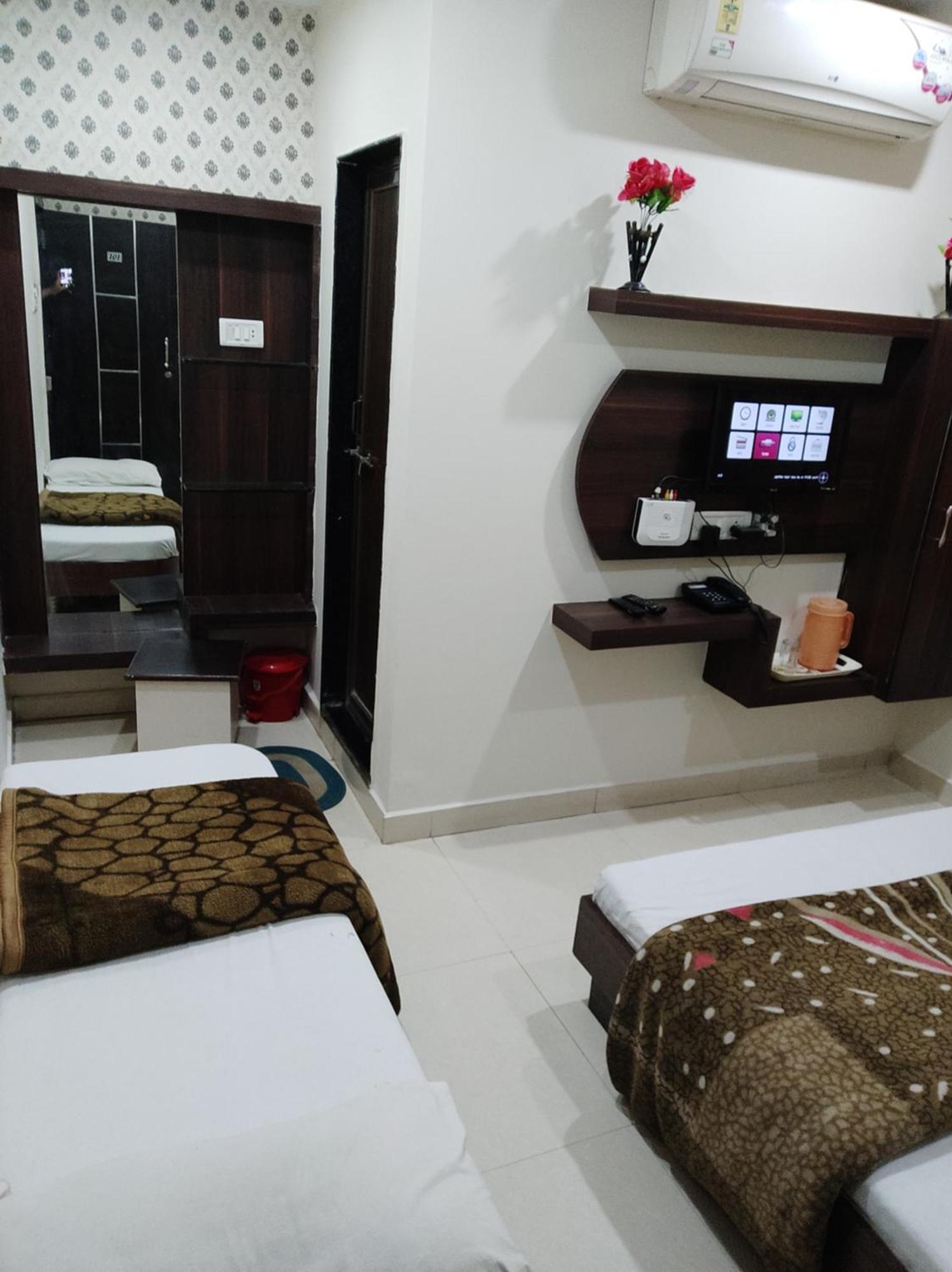 Hotel Vrandavan Palace Near Mahakal Temple อุจเจน ภายนอก รูปภาพ