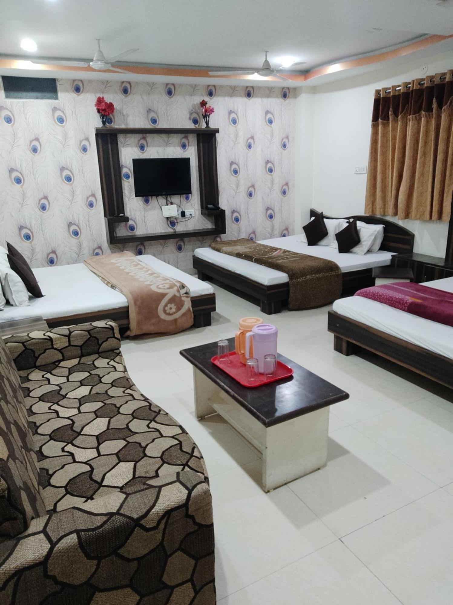 Hotel Vrandavan Palace Near Mahakal Temple อุจเจน ภายนอก รูปภาพ
