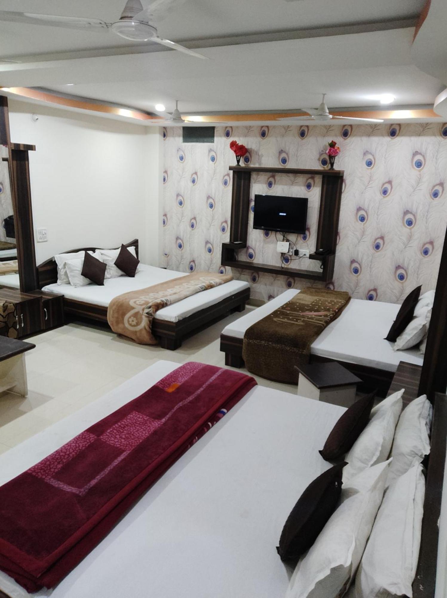 Hotel Vrandavan Palace Near Mahakal Temple อุจเจน ภายนอก รูปภาพ