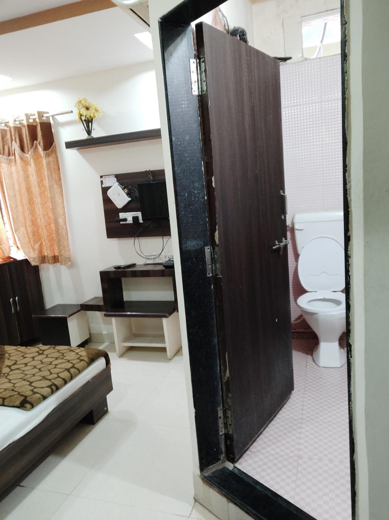 Hotel Vrandavan Palace Near Mahakal Temple อุจเจน ภายนอก รูปภาพ