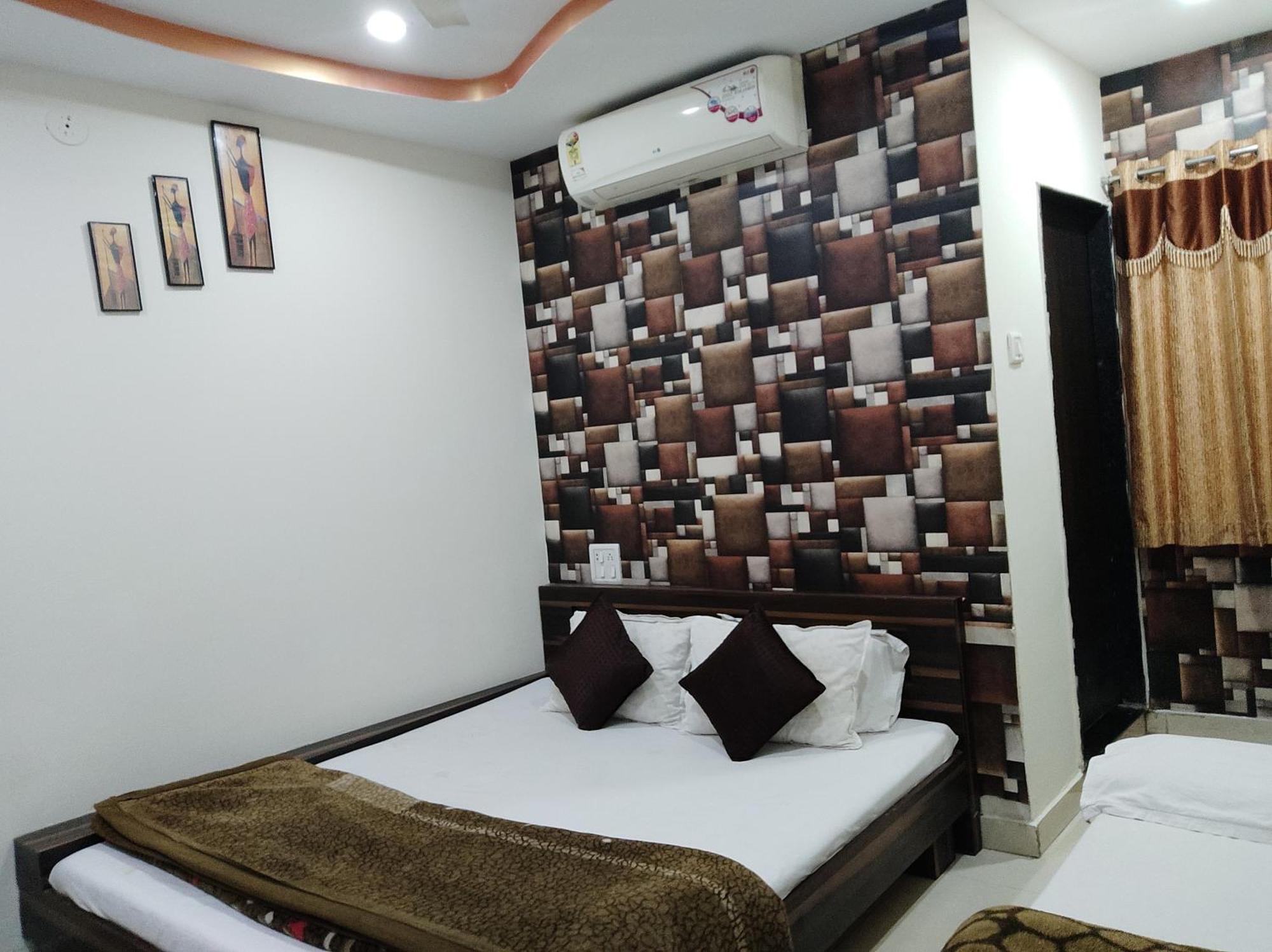 Hotel Vrandavan Palace Near Mahakal Temple อุจเจน ภายนอก รูปภาพ