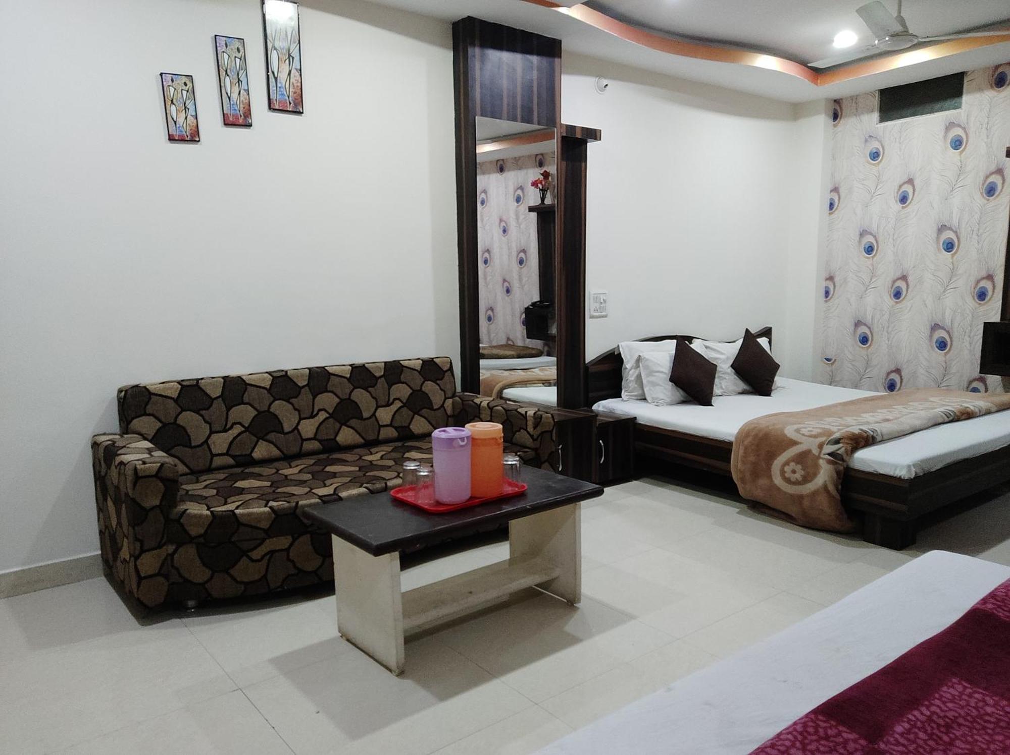 Hotel Vrandavan Palace Near Mahakal Temple อุจเจน ภายนอก รูปภาพ