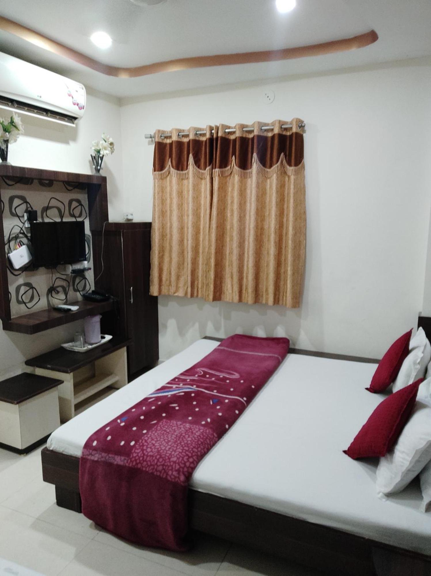 Hotel Vrandavan Palace Near Mahakal Temple อุจเจน ภายนอก รูปภาพ