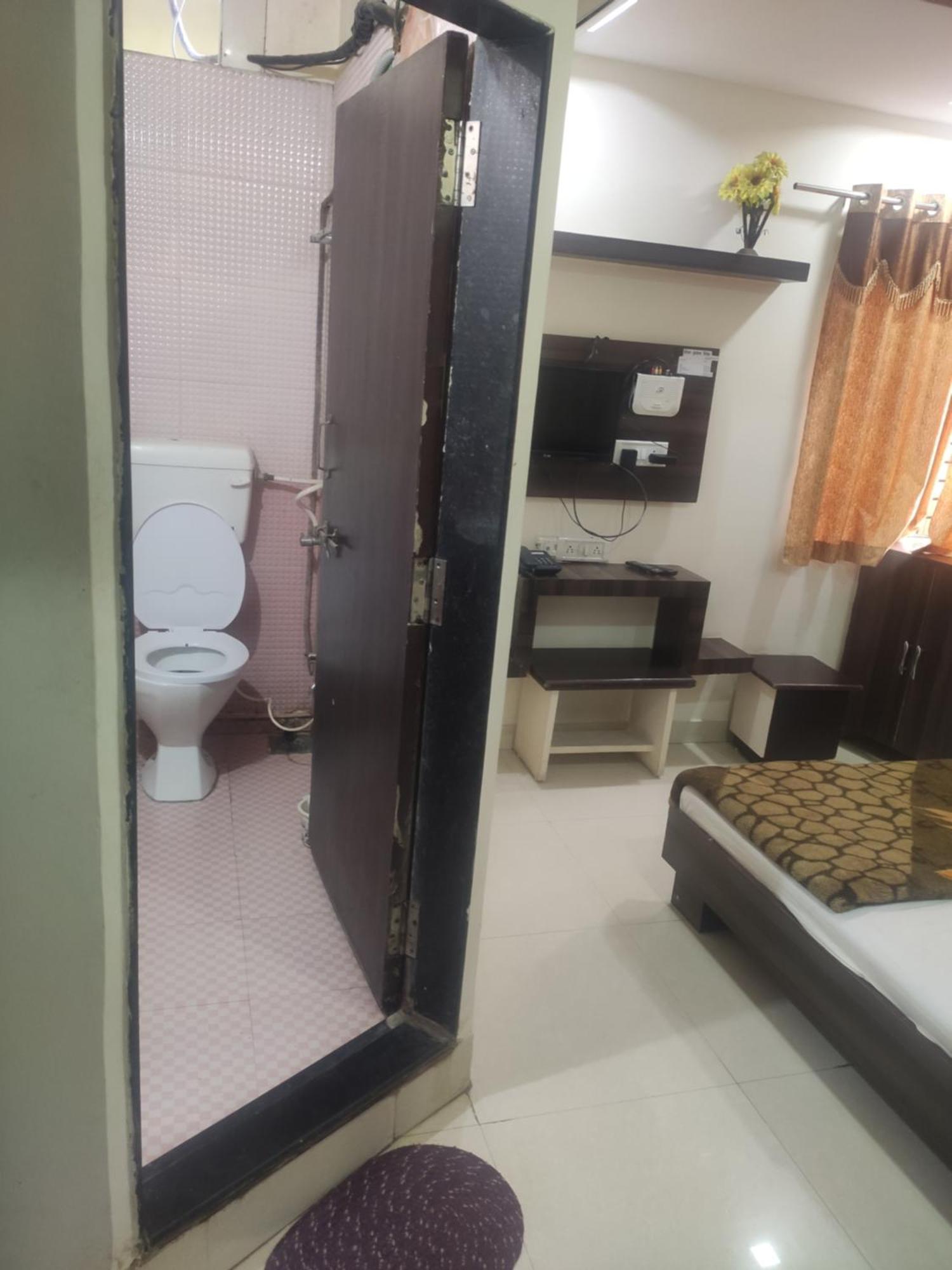 Hotel Vrandavan Palace Near Mahakal Temple อุจเจน ภายนอก รูปภาพ