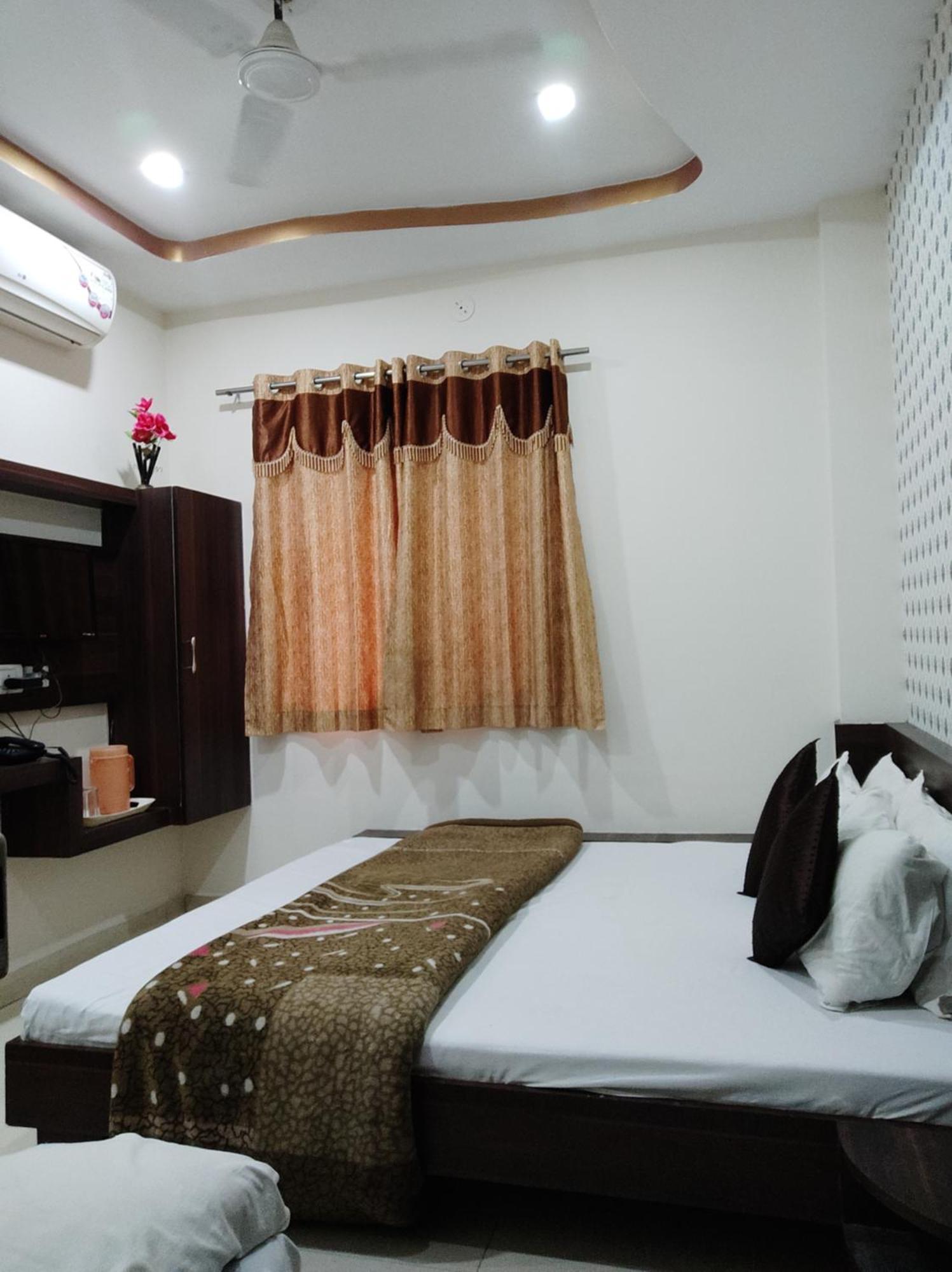 Hotel Vrandavan Palace Near Mahakal Temple อุจเจน ภายนอก รูปภาพ