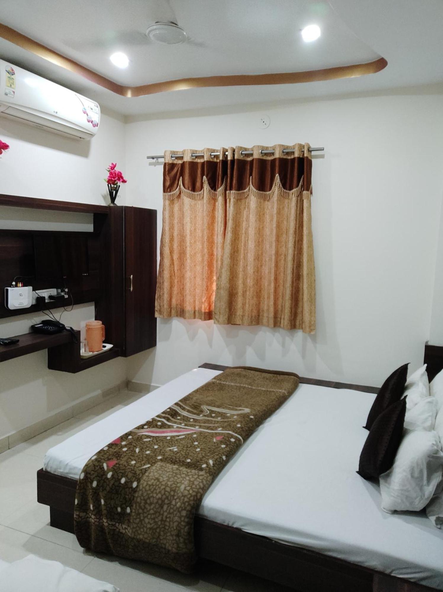 Hotel Vrandavan Palace Near Mahakal Temple อุจเจน ภายนอก รูปภาพ