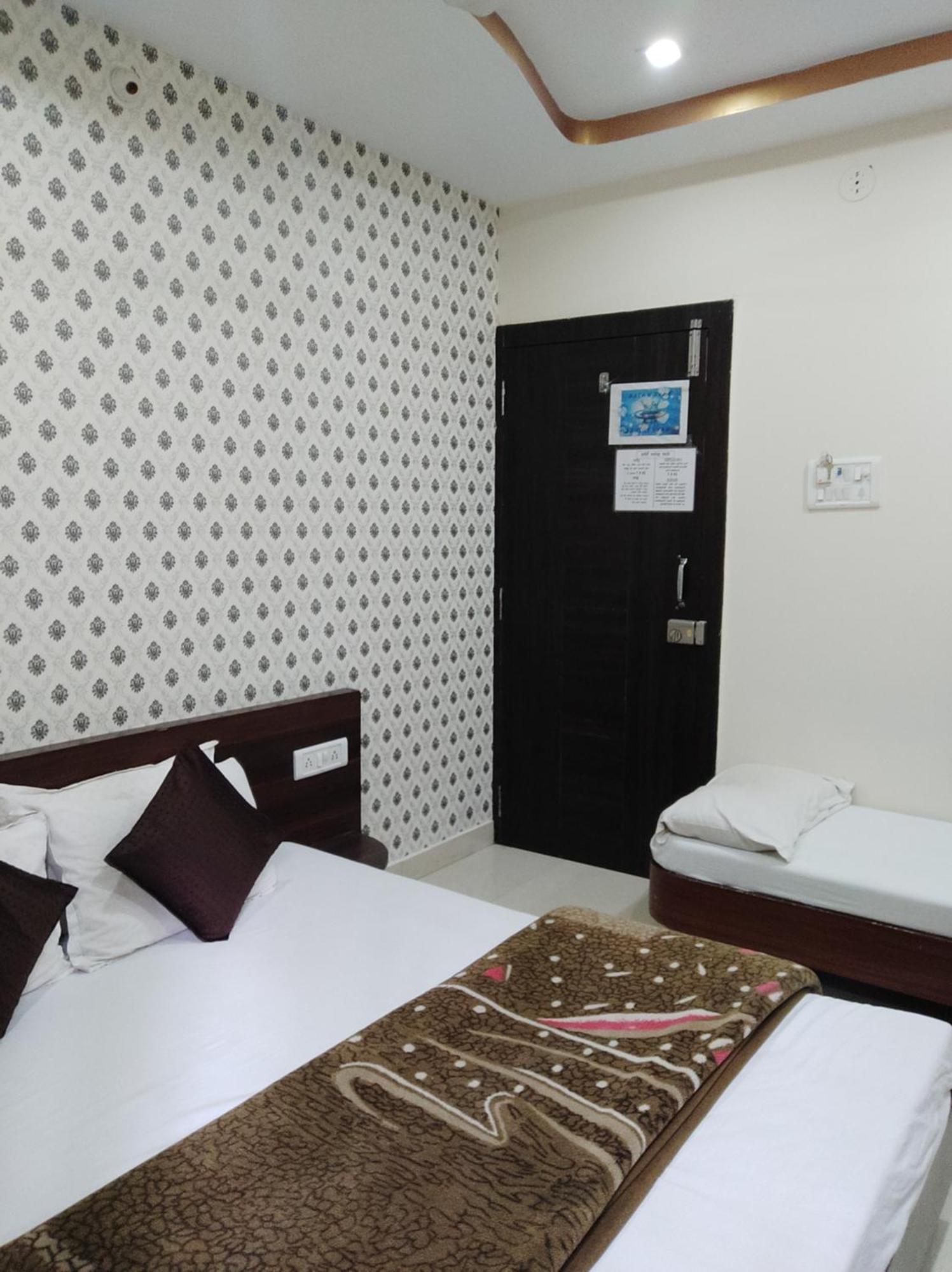 Hotel Vrandavan Palace Near Mahakal Temple อุจเจน ภายนอก รูปภาพ