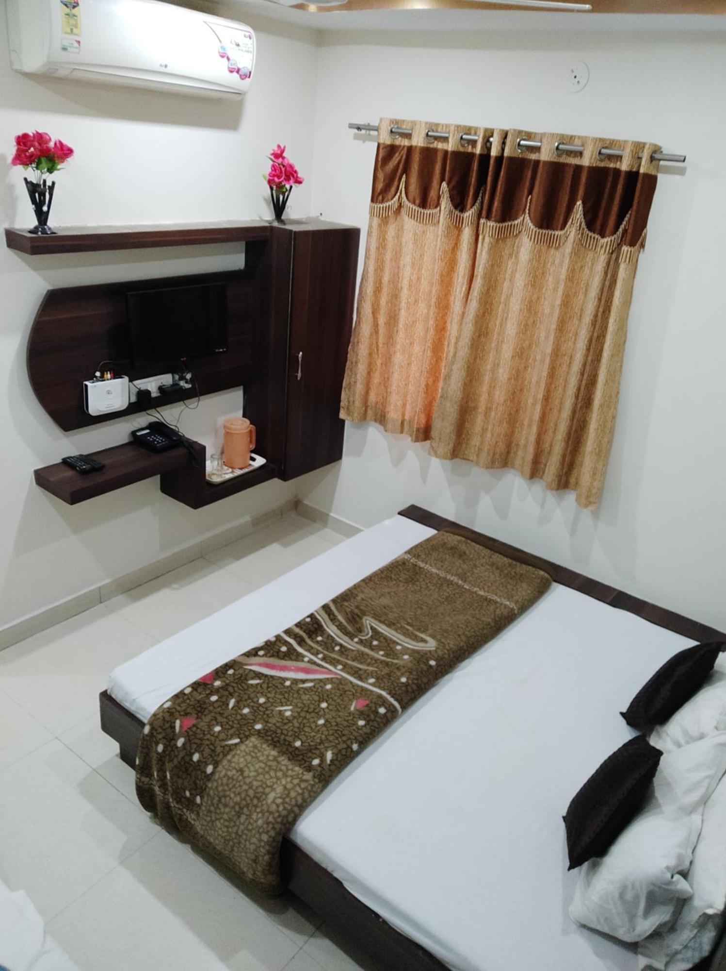 Hotel Vrandavan Palace Near Mahakal Temple อุจเจน ภายนอก รูปภาพ